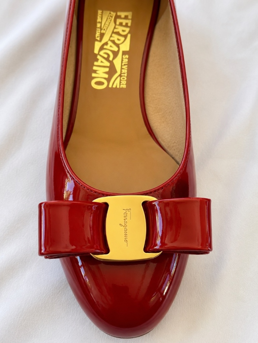 Salvatore Ferragamo Red Patent Vara Pumps 5B Gold Bow Made in Italy - Picture 2 of 6
